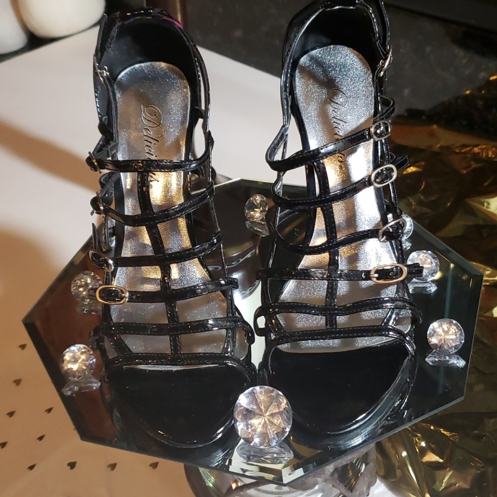 BLACK PATENT HEELS